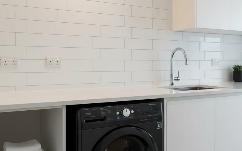 Avis Indesit BDE86435BKVFR : lave-linge séchant Indesit dans une buanderie